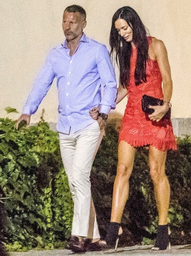 Greville cũng cáo buộc Giggs đá vào lưng và lôi cô ra khỏi phòng khách sạn trong tình trạng khỏa thân khi cựu danh thủ này tranh cãi với bạn gái. Giggs cũng gửi nhiều tin nhắn quấy rối cho Greville, bồi thẩm đoàn đã nghe một phần trong số gần 20.000 tin nhắn được trao đổi giữa Giggs và Greville.
