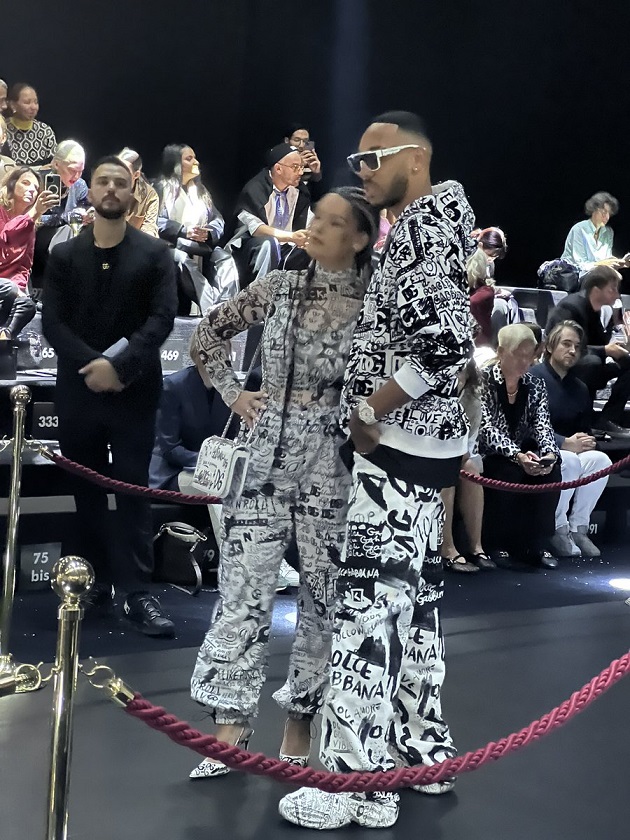 Vợ của Aubameyang là Alysha cũng mặc trang phục tương tự của D&G.