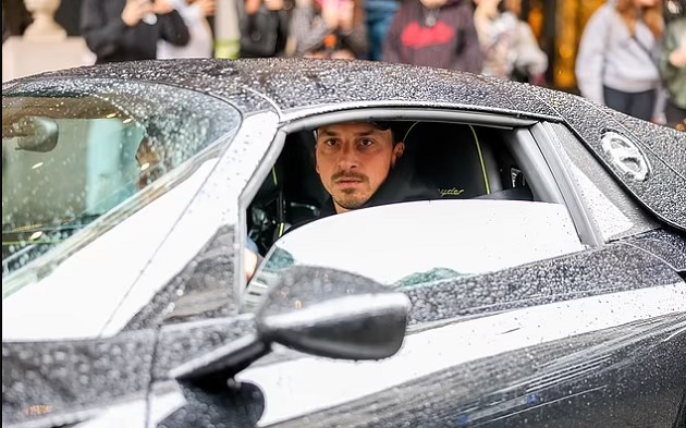Aubameyang không phải cầu thủ duy nhất tham dự tuần lễ thời trang đang diễn ra. Zlatan Ibrahimovic cũng đến với đợt lễ hội này trên chiếc Porsche của mình.