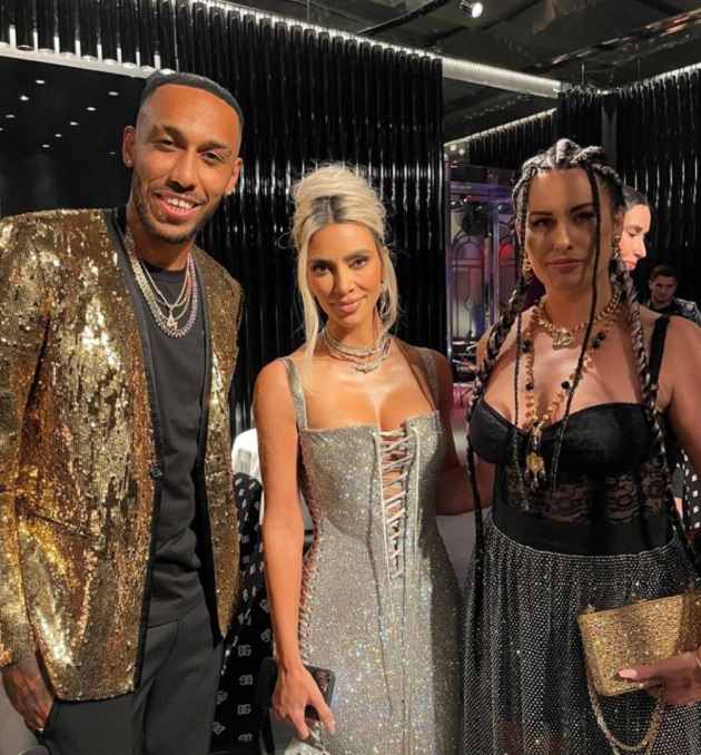 Họ tình cờ gặp siêu mẫu nổi tiếng toàn cầu Kim Kardashian. Aubameyang đã chia sẻ bức ảnh chụp chung trên Instagram của mình với chú thích kèm theo: "Cảm ơn @dolcegabbana & @kimkardashian vì đêm hôm qua, đó là một trải nghiệm tuyệt vời!!"