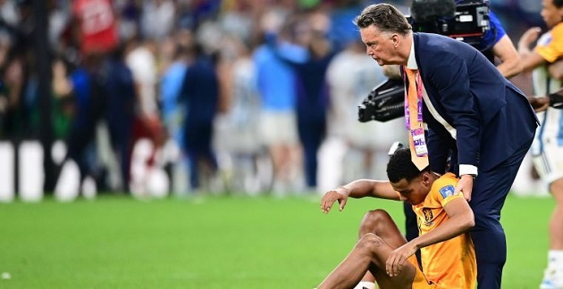 Van Gaal an ủi học trò.