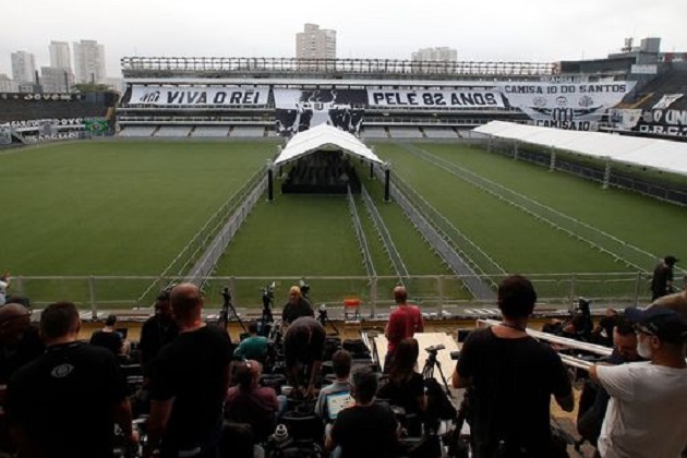 Thi thể của Pele đến Estadio Urbano Caldeira, sân nhà của Santos.