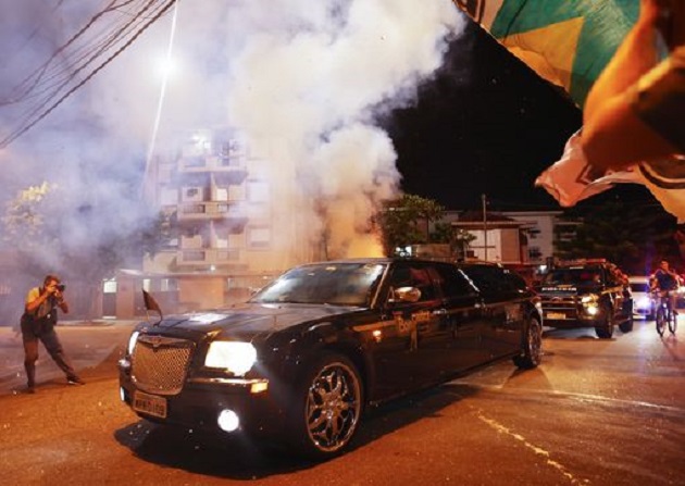 Pele sẽ được an nghỉ tại Santos, Sao Paulo, trong tầm nhìn ra sân vân động nơi ông đã ghi vô số bàn thắng. Theo một tuyên bố từ Santos, câu lạc bộ nơi Pele thành danh, thủ tục tang lễ được tiến hành vào lúc 10 giờ sáng giờ địa phương.