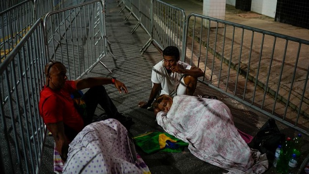 Người hâm mộ đợi Pele từ rất sớm.