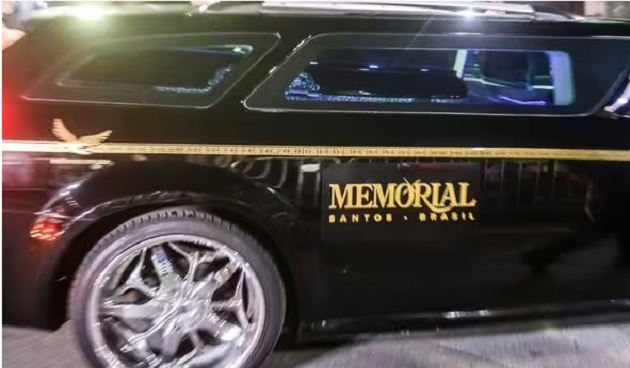 Linh cữu người hùng Brazil được vận chuyển bằng ô tô.