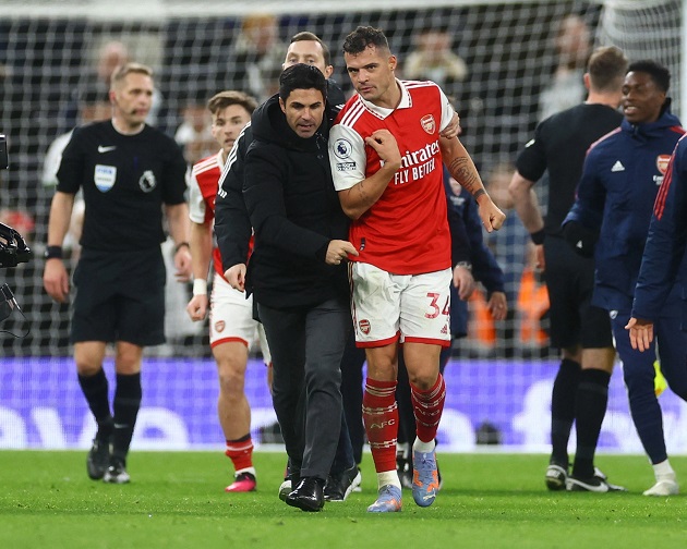 Khán giả đã phấn khích khi chứng kiến cảnh huấn luyện viên Mikel Arteta của Arsenal đuổi theo Granit Xhaka để ngăn anh đụng độ với các cầu thủ của Tottenham.