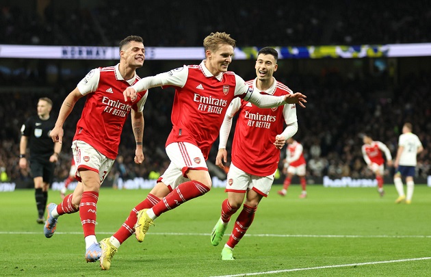 Arsenal đã chơi tốt hơn đối thủ cùng thành phố và có chiến thắng 2-0 tại Tottenham Hotspurs Stadium, sau một bàn phản lưới nhà của Hugo Lloris và một pha lập công đẹp mắt của Martin Odegaard, qua đó nới rộng khoảng cách với Man City lên thành 8 điểm.