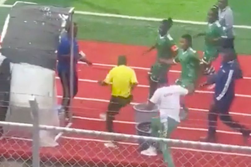 Ảnh bài viết Không được hưởng penalty, dàn cầu thủ đuổi đánh trọng tài