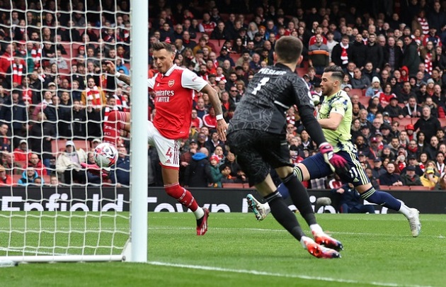 Sau giờ nghỉ, đội bóng của Mikel Arteta nhanh chóng có bàn thắng tiếp theo khi Gabriel Martinelli kiến tạo cho Ben White.