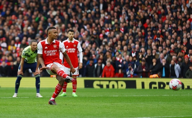 Đến phút 33, Arsenal đuợc hưởng penalty khi Luke Ayling phạm lỗi với Jesus trong vòng cấm. Cầu thủ người Brazil bước lên trước chấm phạt đền và mở tỷ số cho đội nhà.