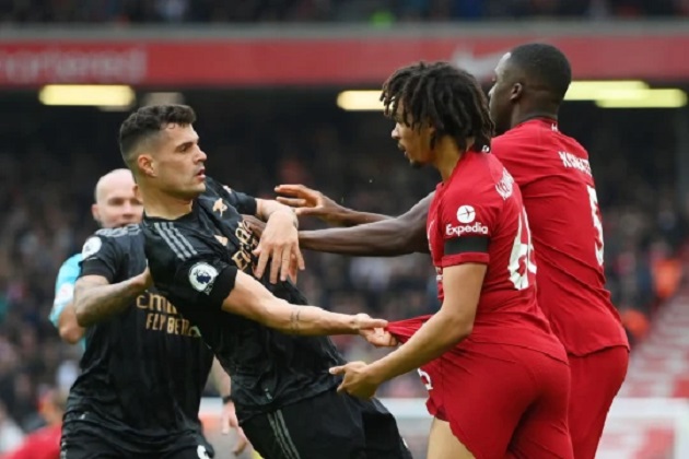 Xhaka tiếp tục thiếu kiềm chế.