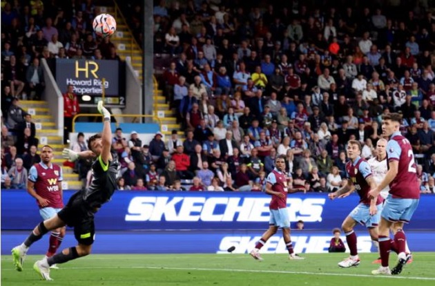 Phút 36, Man City nâng tỷ số lên 2-0, Haaland một lần nữa là người lập công. Haaland đón đường chuyền của đồng đội, tung cú sút không thể cản phá đi vào góc cao bên trái.