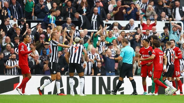 Van Dijk phản ứng sau khi nhận thẻ đỏ.
