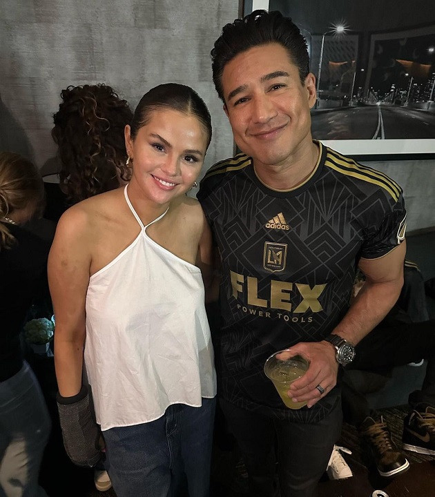 Selena Gomez với nam diễn viên Mario Lopez.