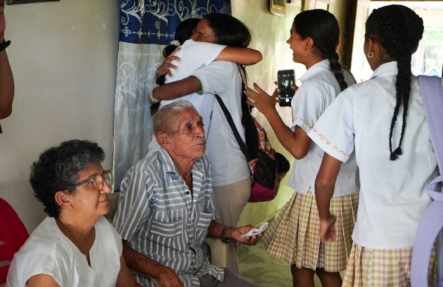 Hình ảnh người thân của gia đình ăn mừng sau khi Diaz được thả.