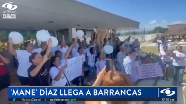 Hàng chục người thân, bạn bè đã đón chào khi ông vừa bước xuống xe.