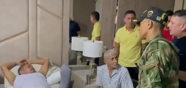 Diaz nói chuyện với mọi người tại nhà riêng ở Barrancas. Ông nằm nghỉ ngơi với một đầu gối bị thương.