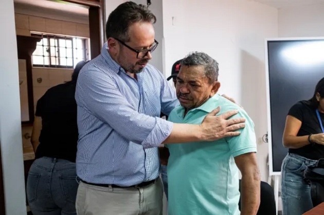 Đại biểu Liên hợp quốc an ủi Diaz sau khi ông trở về an toàn.