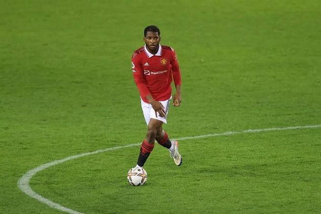 Kambwala ra mắt M.U bằng trận đá chính ở Premier League.
