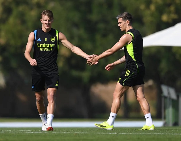 Các cầu thủ Arsenal đã được nghỉ ngơi, rời xa mùa đông khắc nghiệt ở Anh và hiện đang ở Dubai để tham gia trại huấn luyện trong thời tiết ấm áp.