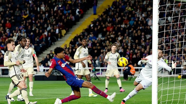 Mọi thứ khởi đầu tốt với Barca khi họ mở tỷ số ở phút 14. Frenkie de Jong chuyền bóng cho Joao Cancelo trong vòng cấm và hậu vệ cánh này thực hiện đường tạt bóng tuyệt đẹp cho Lamine Yamal, người dứt điểm ghi bàn thành công.