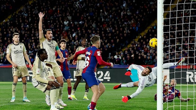 Phút 79, Barca tưởng chừng gỡ hòa nhờ công của Fermin Lopez, nhưng bàn thắng bị loại vì lỗi việt vị.