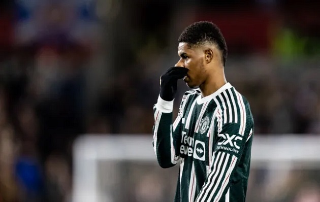 Rashford chơi kém trước Brentford.