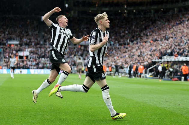 Chỉ 2 phút sau, Newcastle nhân đôi cách biệt. Micky van de Ven ngã trước khung thành của mình ở rìa vòng cấm. Điều đó tạo khoảng trống cho Anthony Gordon tung cú sút hạ gục Vicario.