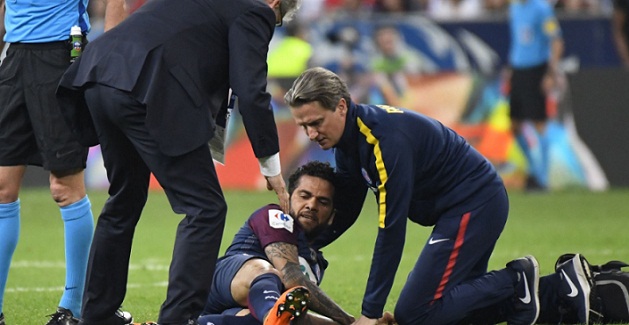 Những phút cuối trận Chung kết Cup Quốc gia Pháp giữa PSG và Les Herbiers, Alves bị thay ra sau khi gặp vấn đề dây chằng đầu gối.