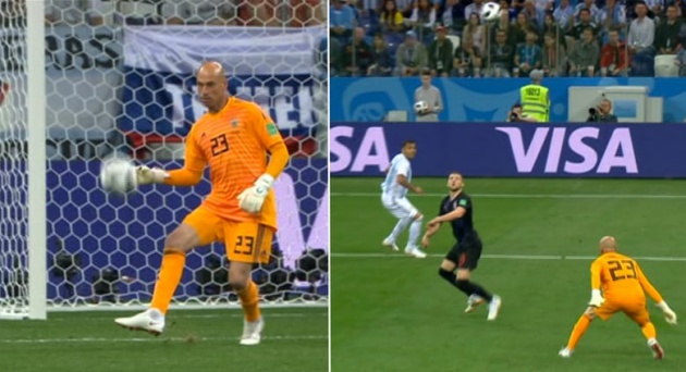 Sai lầm chết người của Willy Caballero trong bàn mở tỉ số của trận đấu.