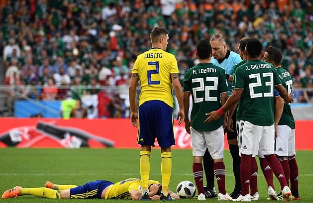 Ảnh bài viết Sao Mexico lập kỷ lục ăn thẻ nhanh nhất lịch sử World Cup