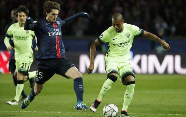 Rabiot trong một tình huống tranh chấp với Fernandinho tại sân chơi Champions League.