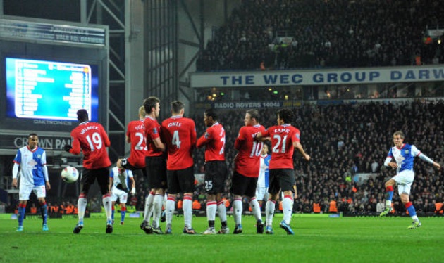 Pedersen có thể sút bằng lòng trong hoặc má ngoài tuỳ vào điểm đá phạt.