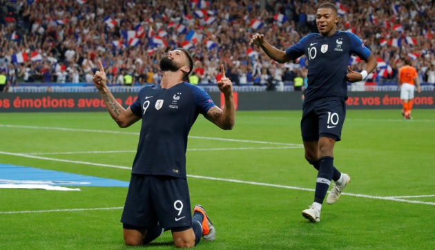 Giroud ăn mừng bàn thắng ấn định tỉ số trong trận đấu với Hà Lan.