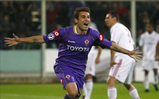 Mutu cũng giải nghệ cách đây 2 năm trong màu áo ASA Targu Mures ở Romania.