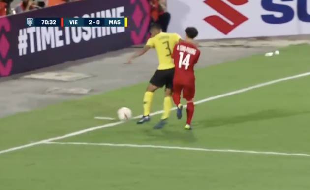 Ảnh bài viết Hậu vệ Malaysia xứng đáng thẻ đỏ sau pha va chạm với Công Phượng?