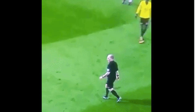 Mike Dean thể hiện hành động như một vị nhạc trưởng trên sân bóng.