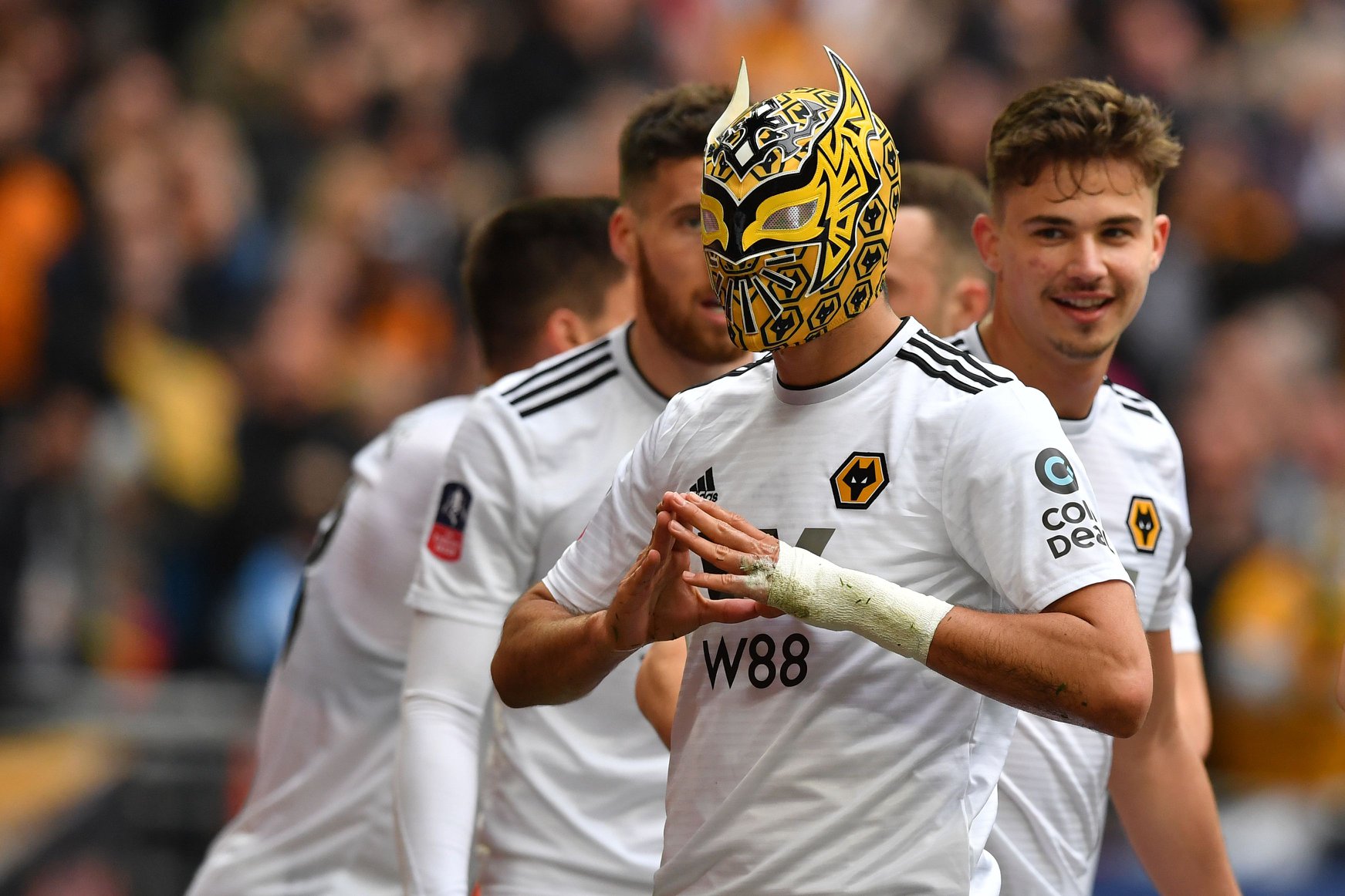 Gimenez ăn mừng ấn tượng, tương tự Aubameyang của Arsenal, nhưng cái kết thì thực sự đắng.