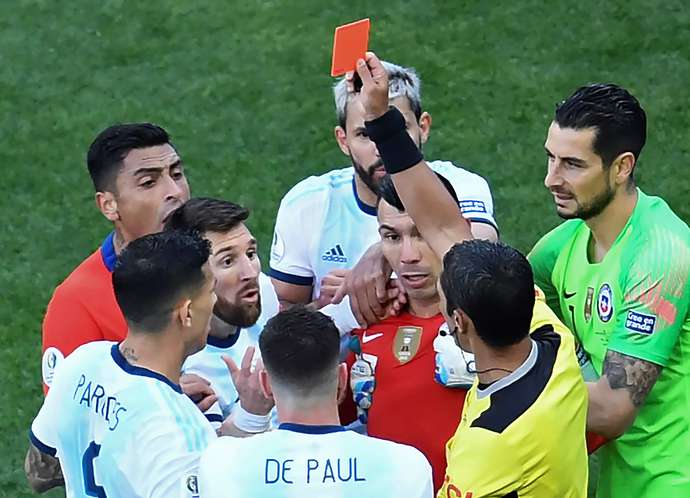 Ảnh bài viết Khiến Messi nhận thẻ đỏ, thủ quân Chile nói gì?