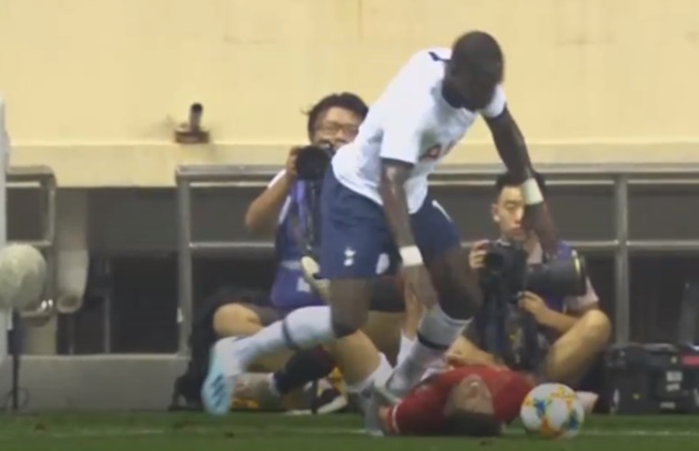 Ảnh bài viết Khủng khiếp! Cầu thủ Tottenham tiếp tục bỏ bóng đá người Man Utd