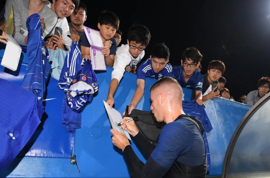 Tiền vệ Ross Barkley - cầu thủ được báo chí Anh kỳ vọng sẽ tỏa sáng ở mùa giải mới - ký tặng người hâm mộ nhí ở Nhật Bản.