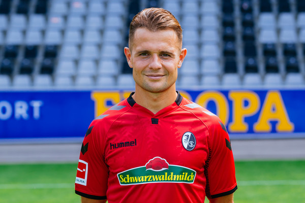 Đang chơi cho Freiburg ở Đức, nhưng cũng giống như nhiều cầu thủ gốc Balkans, Abrashi từng khoác áo ĐT Thụy Sĩ (đội U) và hiện là người của LĐBĐ Albania.