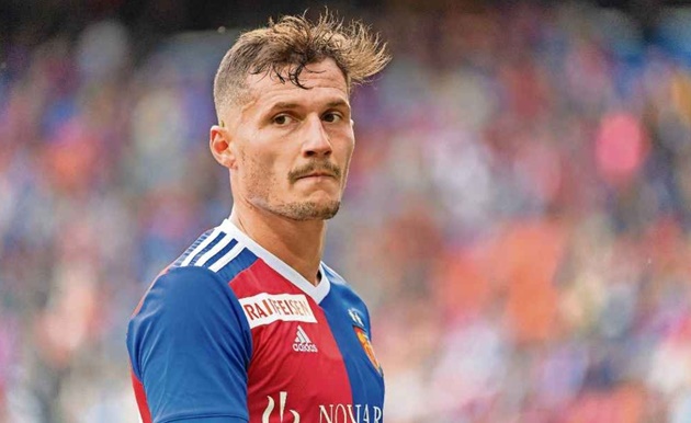 Đây là anh trai ruột của Granit Xhaka, mặc dù Taulent khoác áo ĐT Albania, trong khi người em chơi cho Thụy Sĩ.