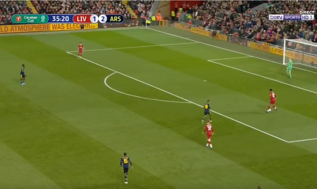 Ozil chơi ở khu vực trung lộ, ngay sau Martinelli.