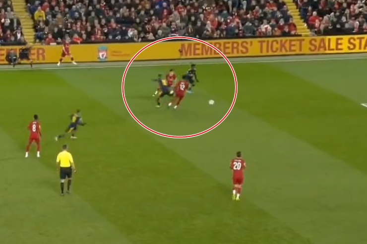 Pha gẩy bóng điệu nghệ của Ozil cho Saka băng xuống...