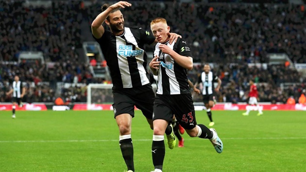 2 - Tất cả các bàn thắng mà cậu em nhà Longstaff ghi được đều vào lưới Manchester United.