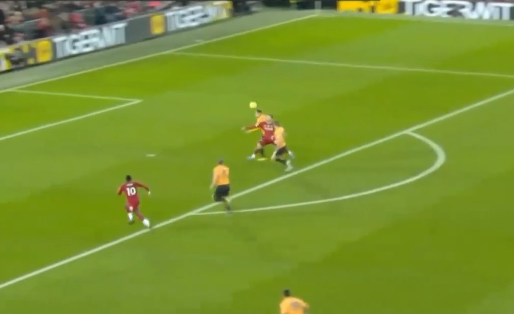 Cú phất bóng của Van Dijk mở ra bàn thắng đầu tiên cho Liverpool.