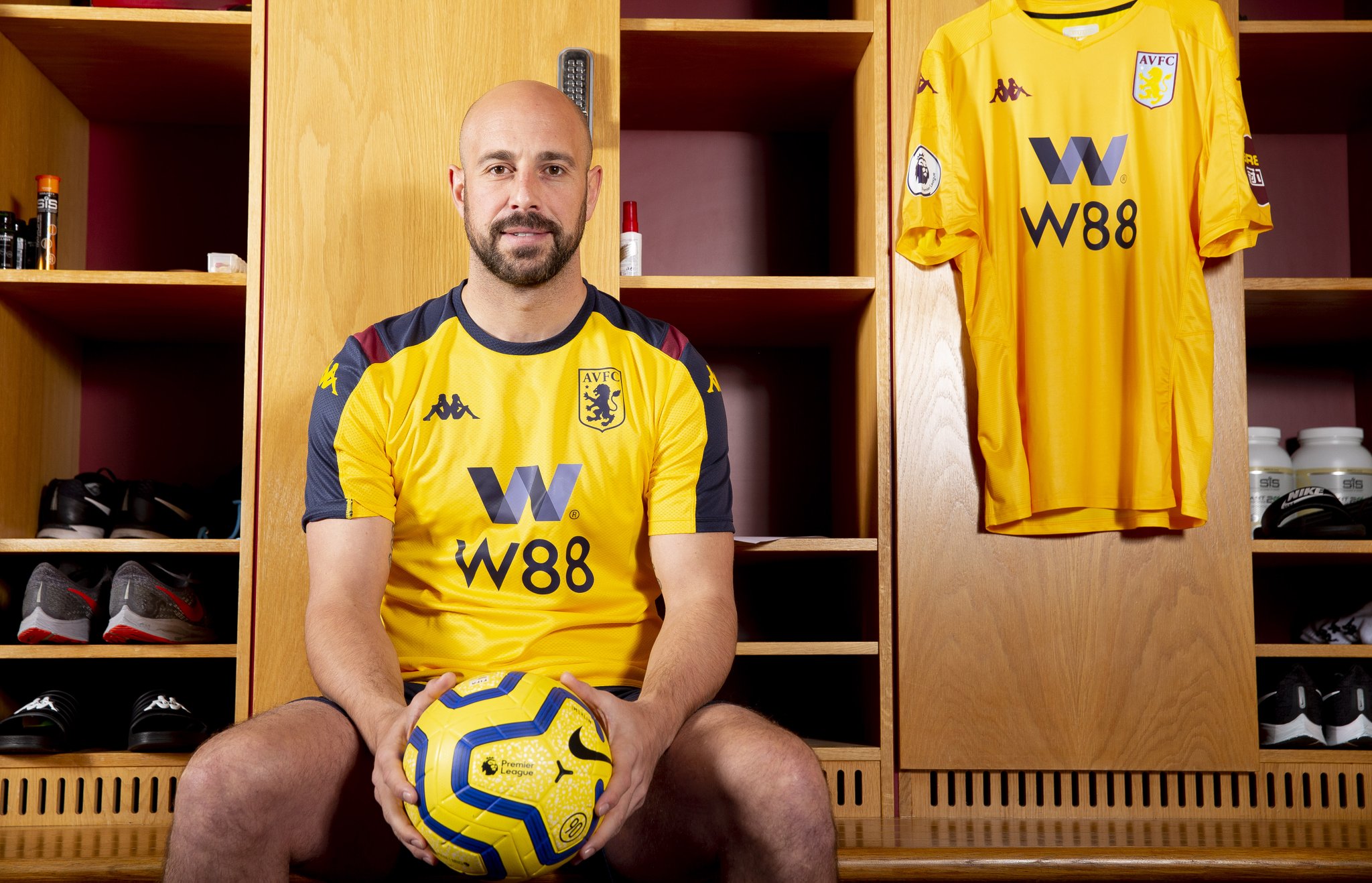 Ảnh bài viết CHÍNH THỨC: Huyền thoại "Găng tay vàng" tái xuất Premier League