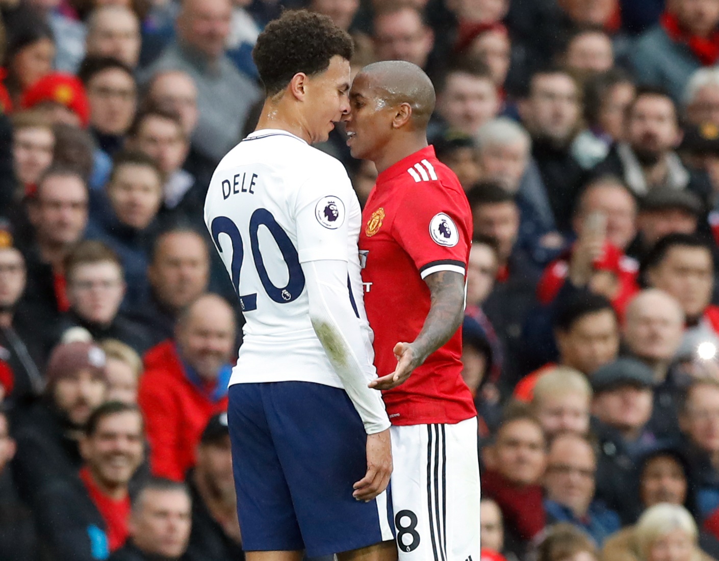 Young đụng độ Dele Alli khi cầu thủ Tottenham đá đểu: "Ông già, giải nghệ mà chống nạng đi”. Nhưng Young không hề kém cạnh với lời đáp trả: “Lúc nào mày vô địch Premier League thì hãy nói cho tao biết, đồ nhãi con”