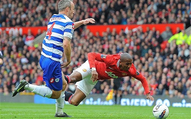 Đây là pha bóng mà NHM đã chế giễu Young "bay giữa ngân hà" để kiếm pen cho Man Utd.